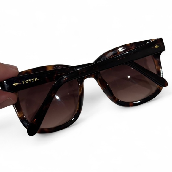 Fossil - Stylish Tortoise Shell Sunglasses - Picture 4 of 6